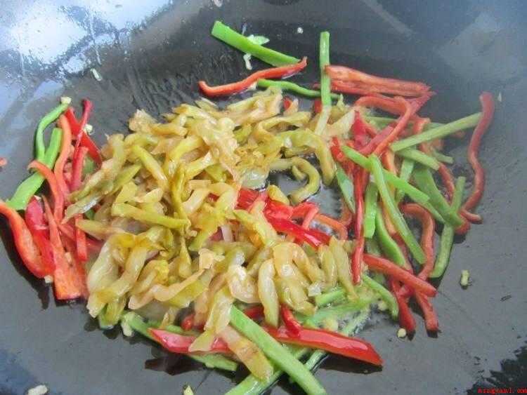 榨菜怎么做好吃（食材准备:榨菜、瘦肉、青红辣椒、植物油、盐、味极鲜、鸡精、淀）