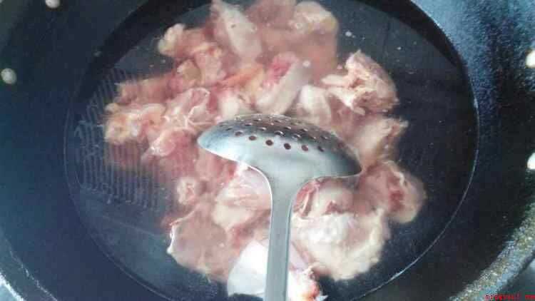 鸡边腿的简单做法(鸡边腿去油,去皮,剁小块。)