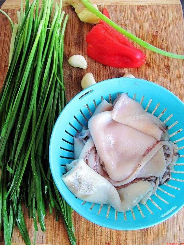 鱿鱼炒韭菜怎么炒(吃鱿鱼是一种好的选择,鱿鱼其营养价值毫不逊色于牛肉和金枪鱼)