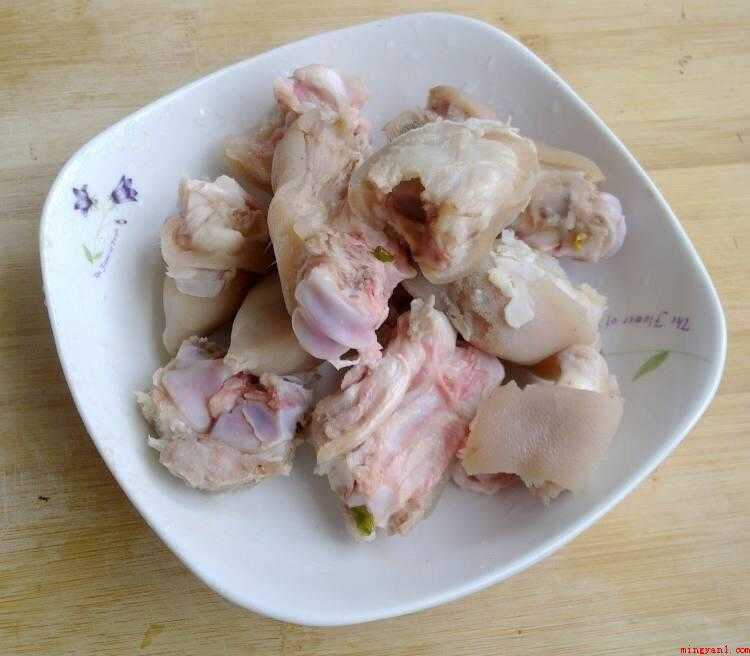 怎么炖猪蹄(大豆用水浸泡,直到体积变大)