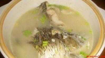 鲤鱼汤怎么做(鲫鱼清洗,除掉内脏器官鱼鳞片,切成2段,放入砂锅中)