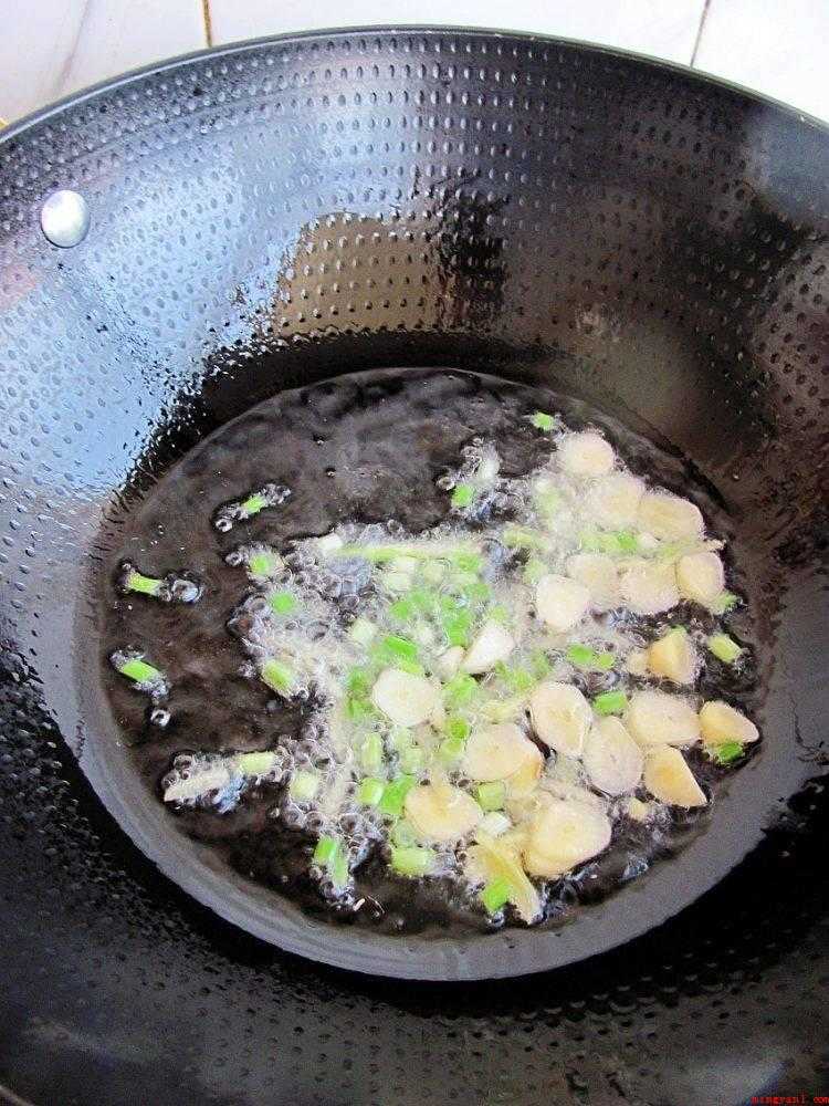鱿鱼炒韭菜怎么炒(吃鱿鱼是一种好的选择,鱿鱼其营养价值毫不逊色于牛肉和金枪鱼)