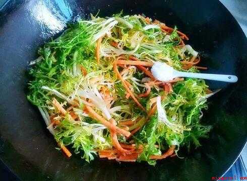 苦菊熟吃做法(苦菊炒三子,大火翻炒至苦菊和三子变软,少许鸡粉调味)