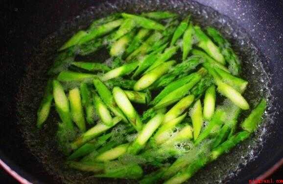 芦笋炒肉怎么炒