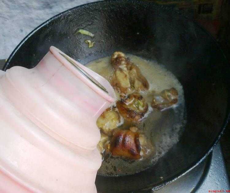 怎么炖猪蹄(大豆用水浸泡,直到体积变大)