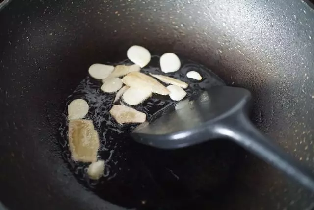 广式腊肠怎么炒(炒广式腊肠的方法)