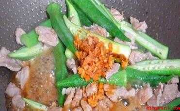 秋葵怎么吃(秋葵,猪瘦肉,生抽,料酒,生粉。)