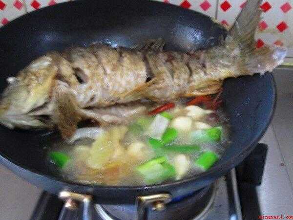 红烧鲤鱼怎么做（鲤鱼洗净,去鳞去腮去内脏,再冲去血水。）