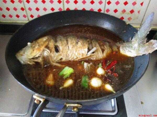 红烧鲤鱼怎么做（鲤鱼洗净,去鳞去腮去内脏,再冲去血水。）