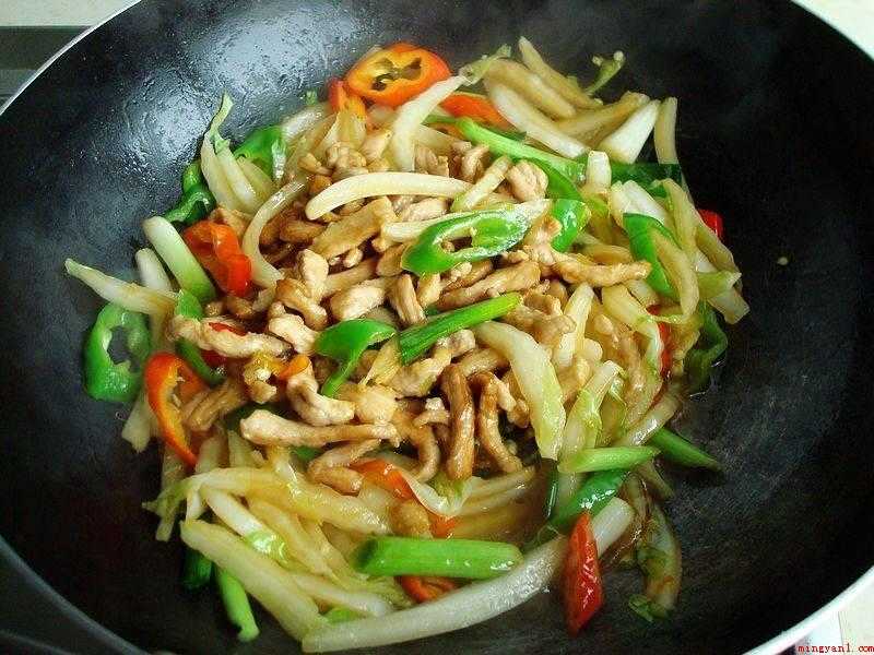 炒大白菜怎么做好吃(卷心菜杆、猪肉、蒜苗、五香粉、芝麻油(可选)、鸡精、淀粉。)