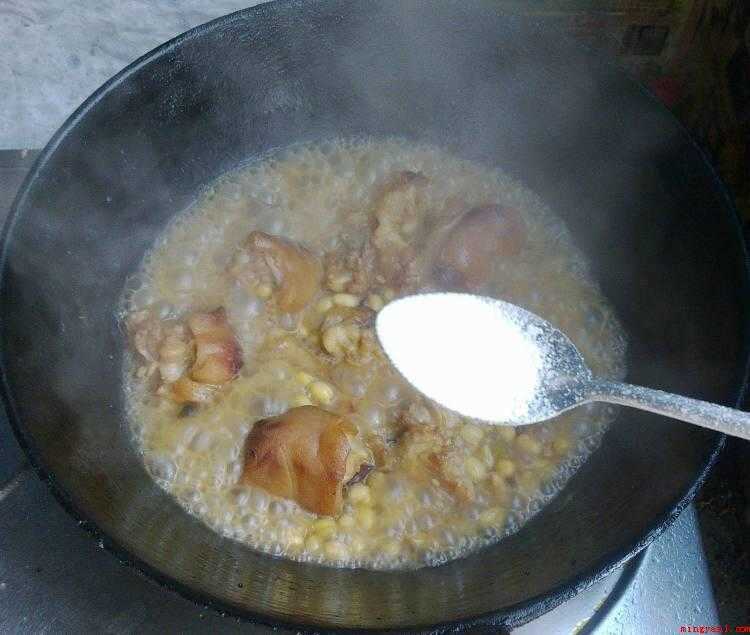 怎么炖猪蹄(大豆用水浸泡,直到体积变大)