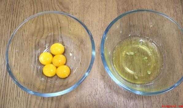 糕怎么做(5个鸡蛋,90克低筋面粉,50克牛奶,60克细砂糖,40克玉)