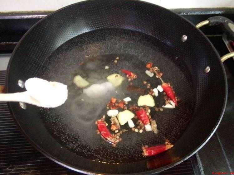 怎样腌制豆角(豇豆的食材准备,豇豆用清水漂净。)