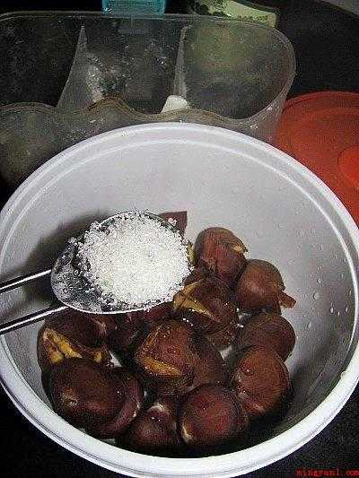 栗子怎么炒(栗子洗净用刀在上面画出十字花痕,稍微深一点。)