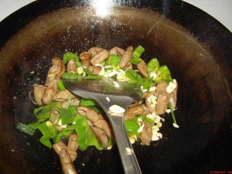 苦肠怎么炒（猪大肠爆炒最为口味,湘菜一般喜欢爆炒做法,趁热食用非常美味_）