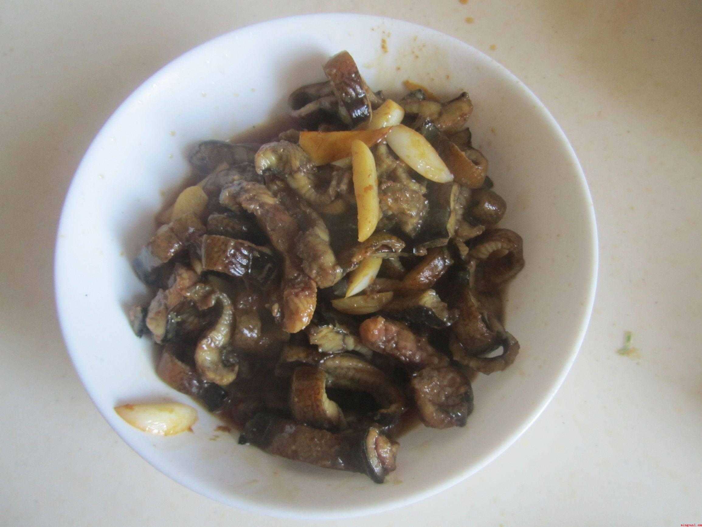 鳝鱼怎么做(食材准备:鳗鱼、洋葱、热锅凉油)
