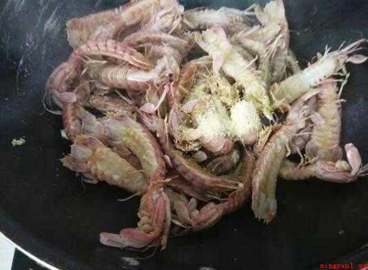 虾婆婆怎么做好吃（虾婆婆600克、大葱1棵、生抽2勺、姜粉适量、精盐少许）