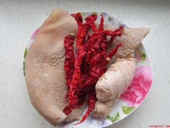 牛肚怎么做(食物提前准备:熟牛肚、辣皮子、花椒粒、白胡椒粉、圆葱、毛芹、)