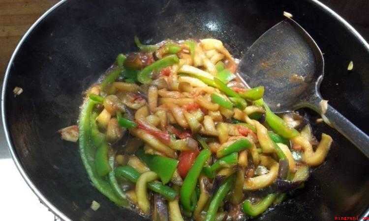 怎么炒茄子条(茄子和柿子椒都熟了即可关火出锅)
