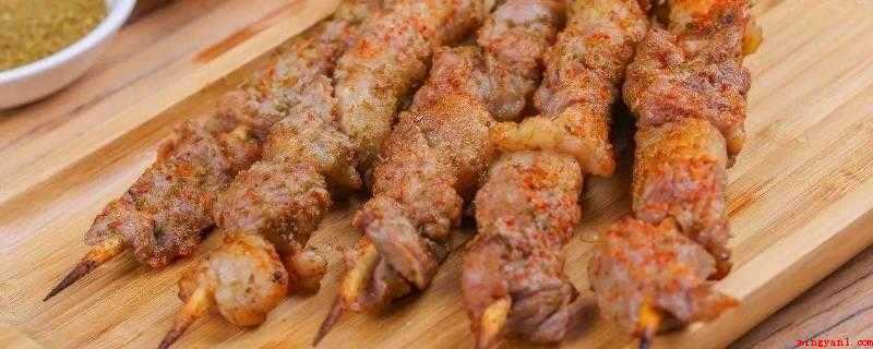 微波炉烤羊肉串的温度和时间(羊腿肉切小块,腌制2小时,烤制10~15分钟)