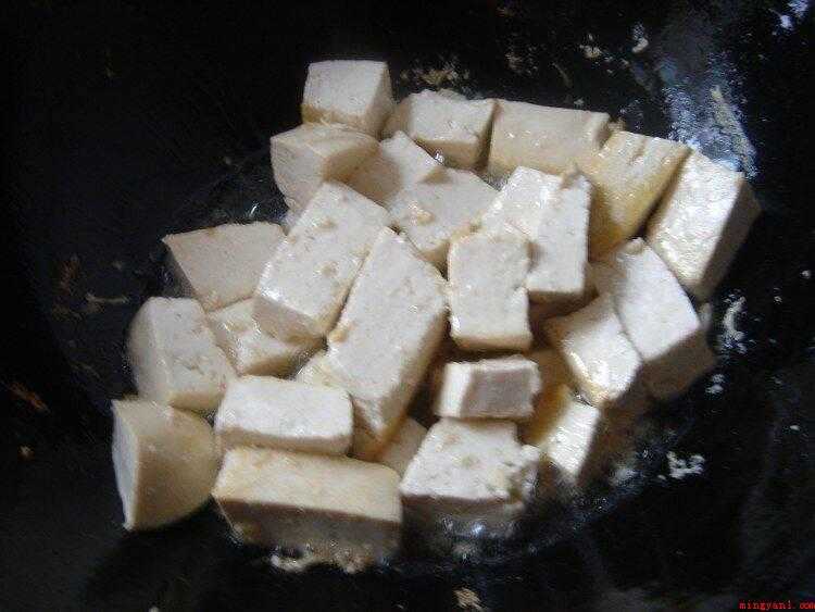 豆腐炒辣椒怎么做(食物提前准备:豆腐300克辣椒50克、油适当、盐适量)