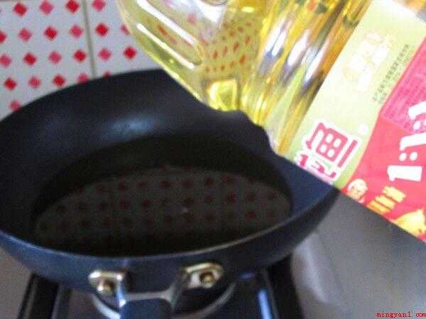 红烧鲤鱼怎么做（鲤鱼洗净,去鳞去腮去内脏,再冲去血水。）