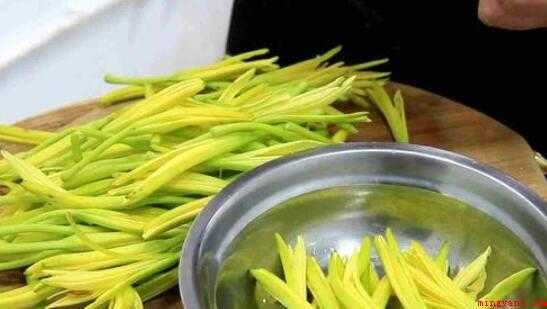 黄花怎么做菜吃啊(鲜黄花菜的做法,简单又好吃)