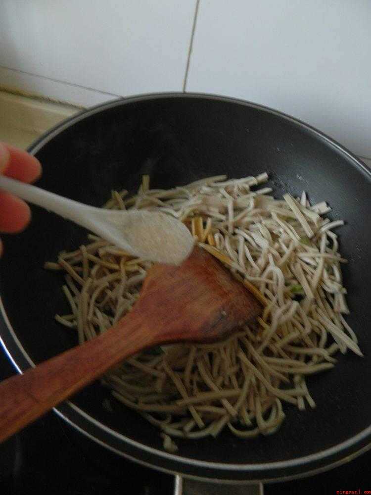 豆腐丝怎么炒好吃又简单（豆腐丝的做法_健康频道）