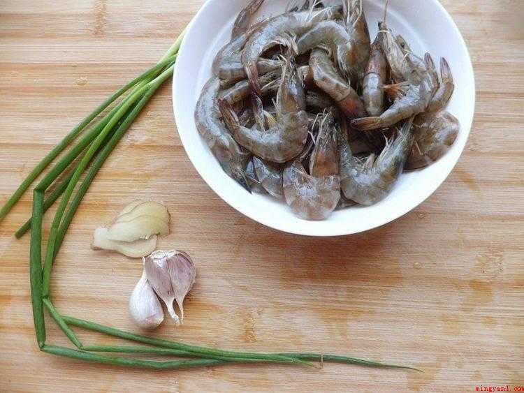 海虾怎么做（食物提前准备:海龙虾300克、大蒜4瓣、姜4片、纯粮酒）