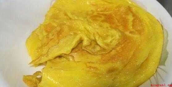 炒丝瓜怎么炒好吃（海鲜菇一包、丝瓜3根、鸡蛋3个、食用盐、红菜椒、鸡粉、葱段）