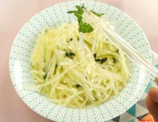 炒土豆丝怎么不粘锅（炸土豆丝前,在水中清洗淀粉）