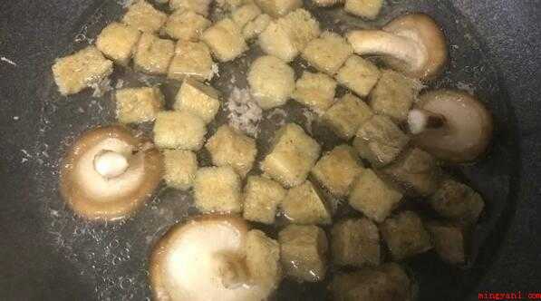烤麸怎么泡（将烤麸放入沸水中,浸泡5分钟）