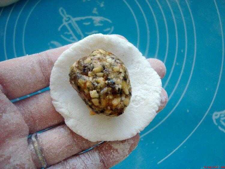 元宵怎么做(花生和黑芝麻打碎(用家常蒜臼捣碎更方便,颗粒大小可根据个人口)