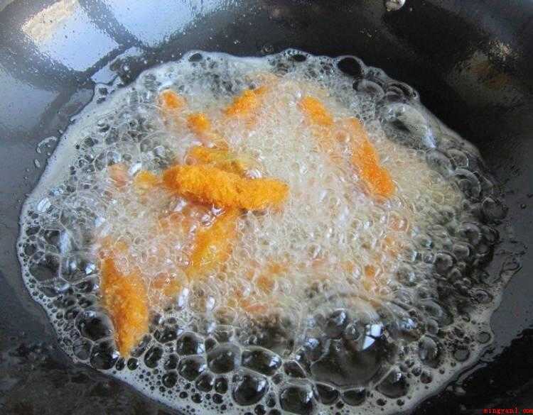 黄皮南瓜怎么做好吃(南瓜、生鸡蛋、食用油、面包糠、木薯淀粉、盐)