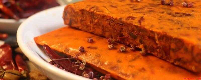 火锅底料怎么炒（火锅底料200克、盐、葱、鸡精、胡椒粉、香菜切段）