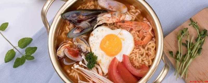 泡面过期几天能吃吗（泡面到期几日不能吃,方便面是油腻食品）