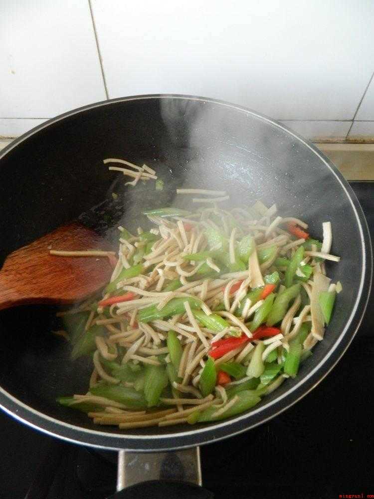 豆腐丝怎么炒好吃又简单（豆腐丝的做法_健康频道）