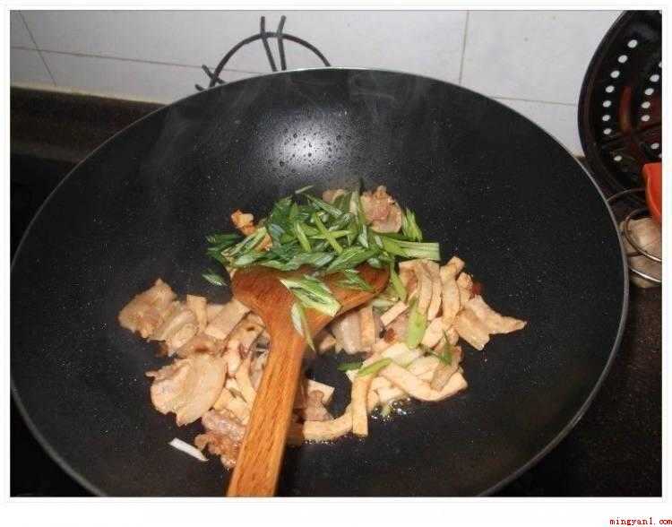 豆腐干炒肉怎么做（五花肉切片、豆腐干切条、蒜苗斜切片）