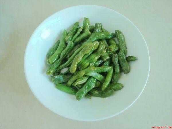油豆角的做法(蒜去皮放入蒜臼中捣成蒜泥备用)