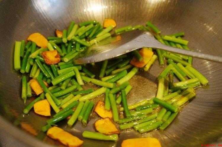 炒冻豆腐怎么做好吃(蒜薹清洗切条,香肠斜切片。)