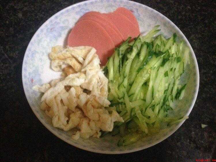 荞麦冷面怎么做（浓鸡汤与冷开水混合备用）