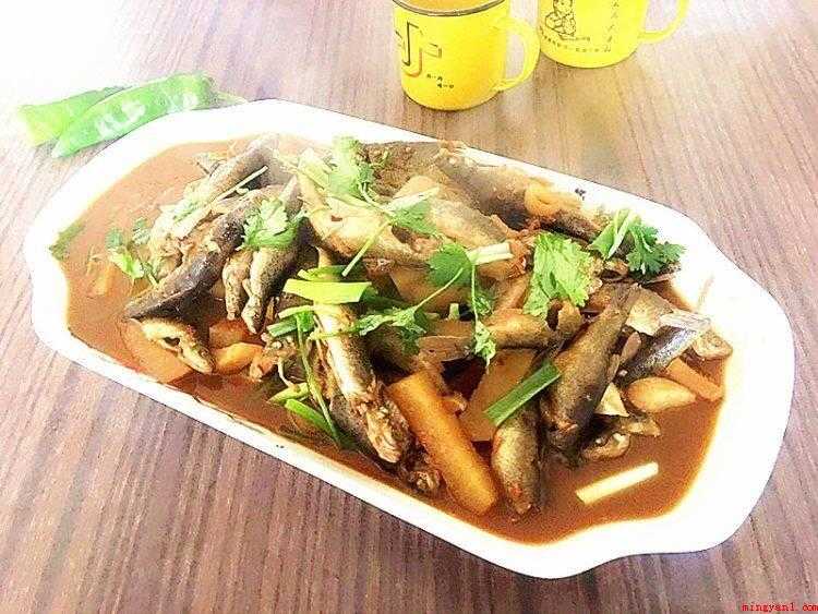 柳根鱼的做法（去鳞鱼,清洁内脏备用。）