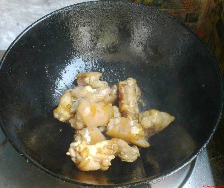 怎么炖猪蹄(大豆用水浸泡,直到体积变大)