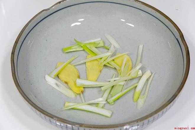 鲳鱼怎么做(冷藏小鲳鱼4条、米酒1汤匙、黑胡椒粉)