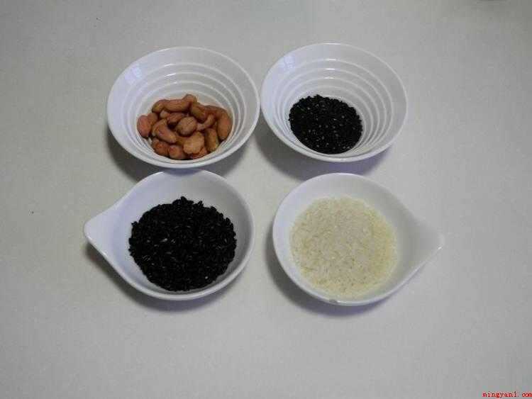 芝麻怎么做好吃又简单(食物提前准备:大米和黑米放进豆浆机中泡浸20分钟)