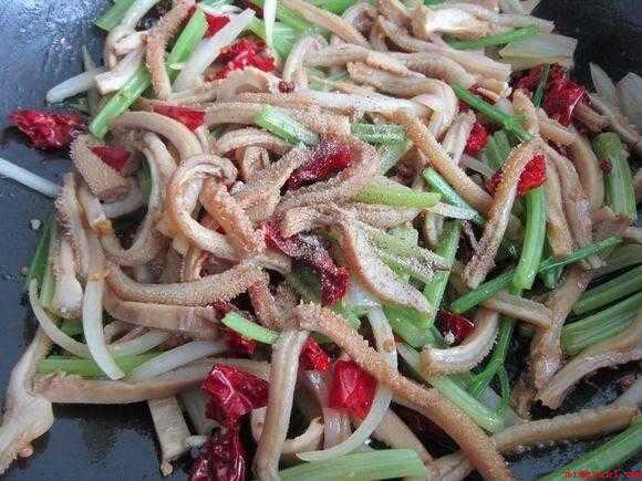 牛肚怎么做(食物提前准备:熟牛肚、辣皮子、花椒粒、白胡椒粉、圆葱、毛芹、)