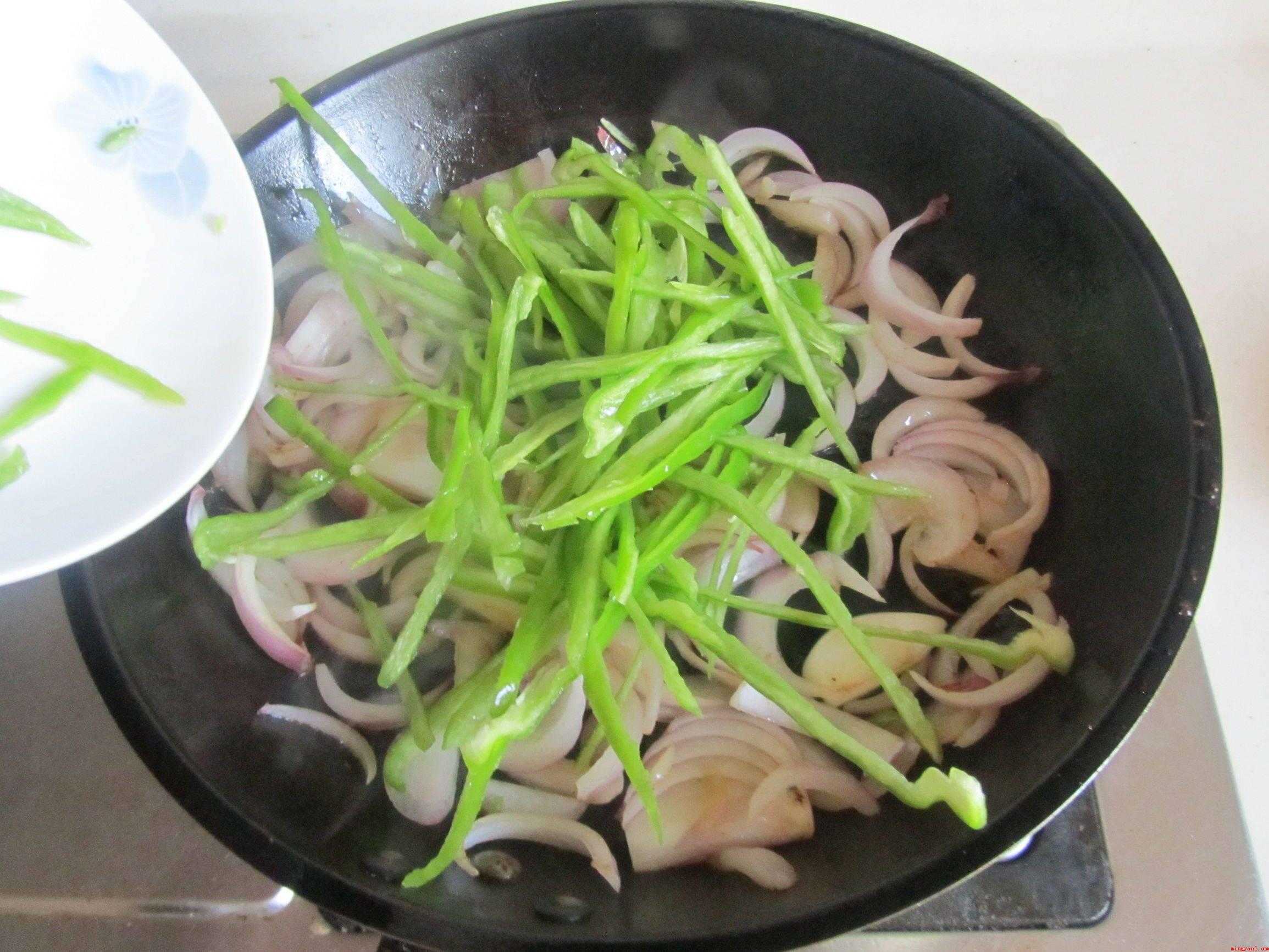 鳝鱼怎么做(食材准备:鳗鱼、洋葱、热锅凉油)