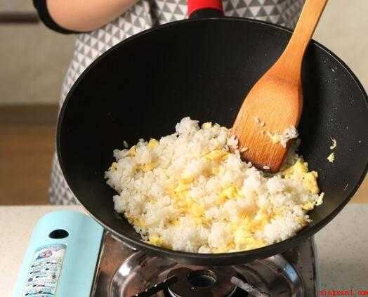 蛋炒饭怎么炒好吃(蛋炒饭的提前准备原材料)