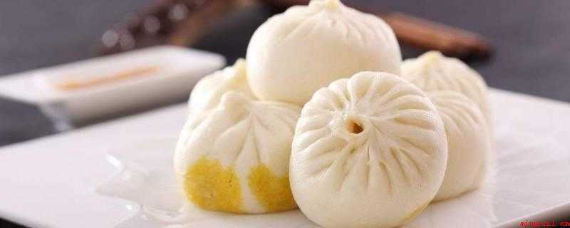 剩包子怎么做好吃法(剩包子4个,生鸡蛋2个,小香葱2根,黑芝麻粉)