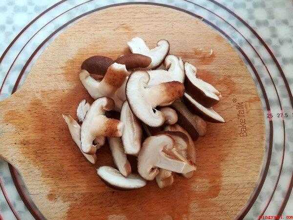 金华火腿怎么做好吃家常菜(金华火腿60克、香菇1个,香菇5朵、红萝卜一小段、蒜米4瓣、)